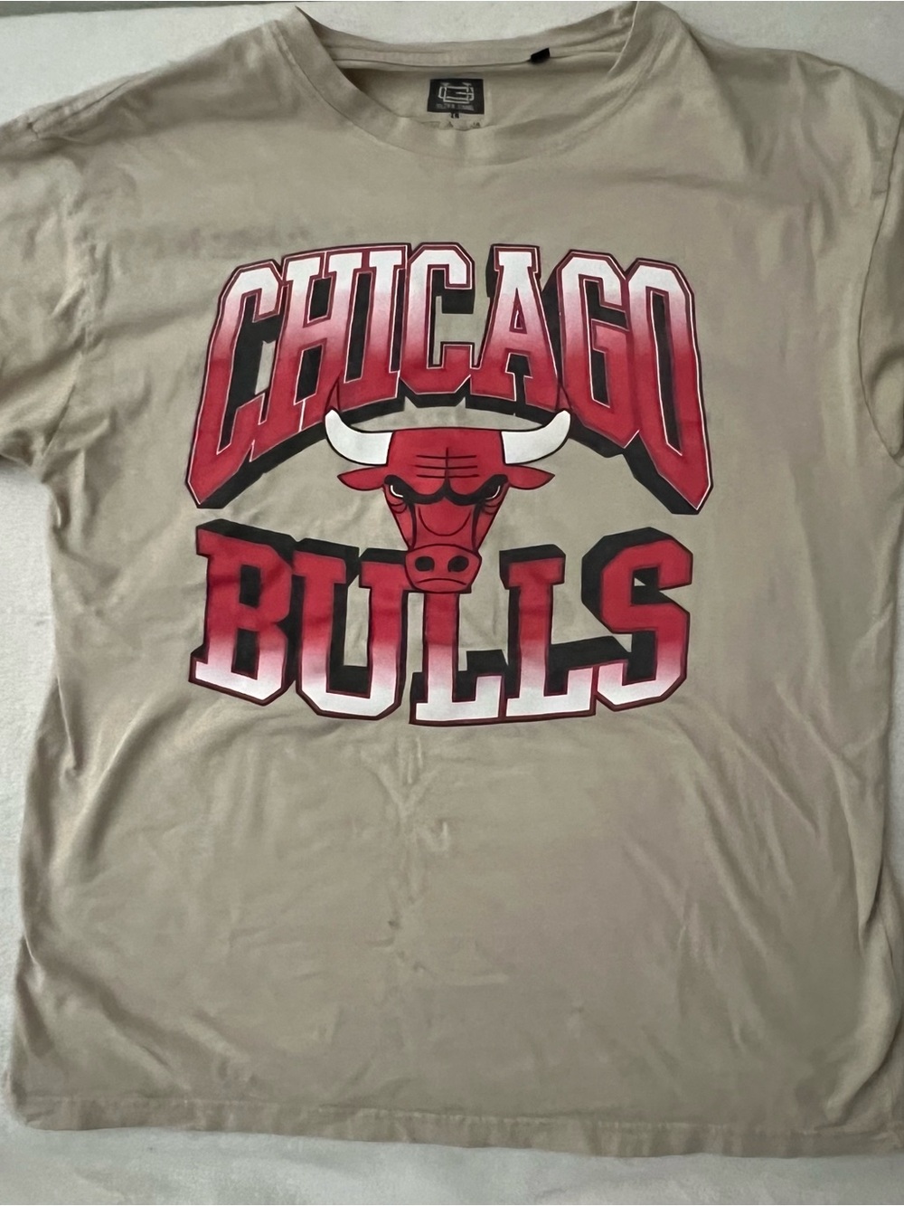 Chicago Bulls Graphic Tee with Tan Red Logo Size L